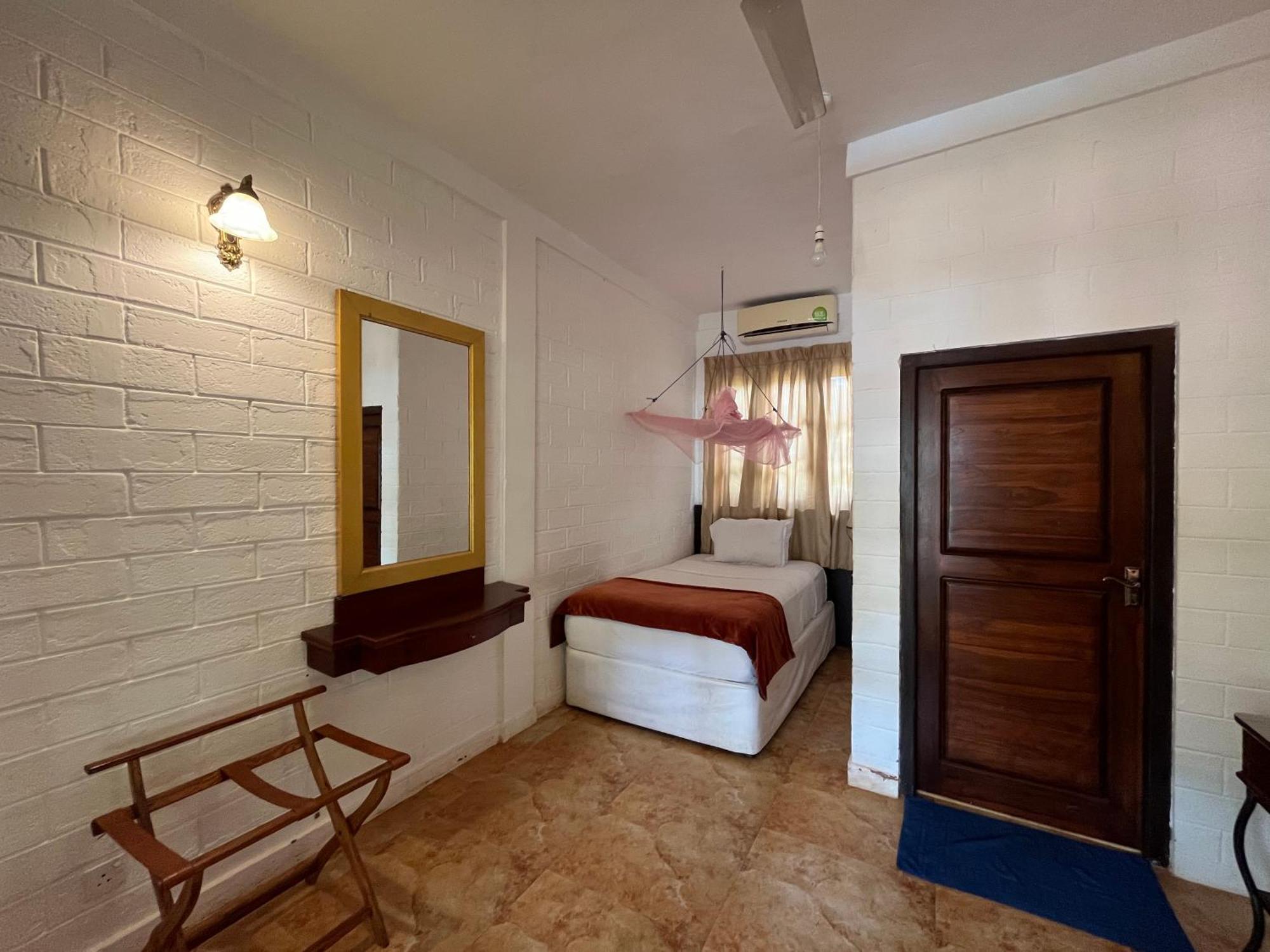 Hotel 4 U Saliya Garden Anuradhapura Exterior foto